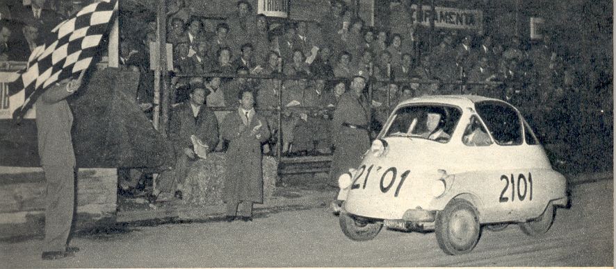 La Iso Isetta impegnata al traguardo della Millemiglia, 1954.