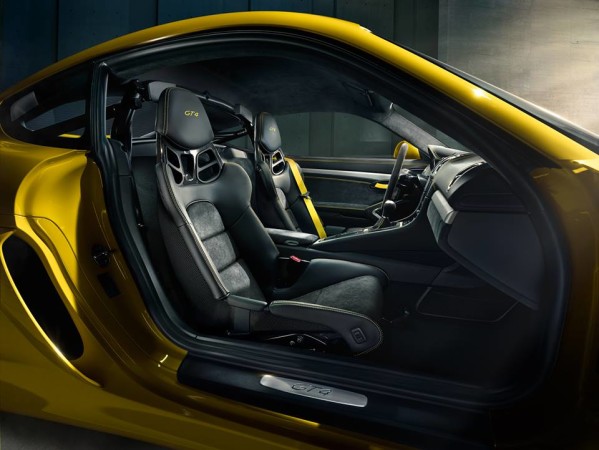 Porsche-Cayman-GT4-interni-interior-599x450