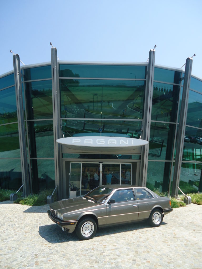 Maserati Biturbo all’Ingresso Pagani