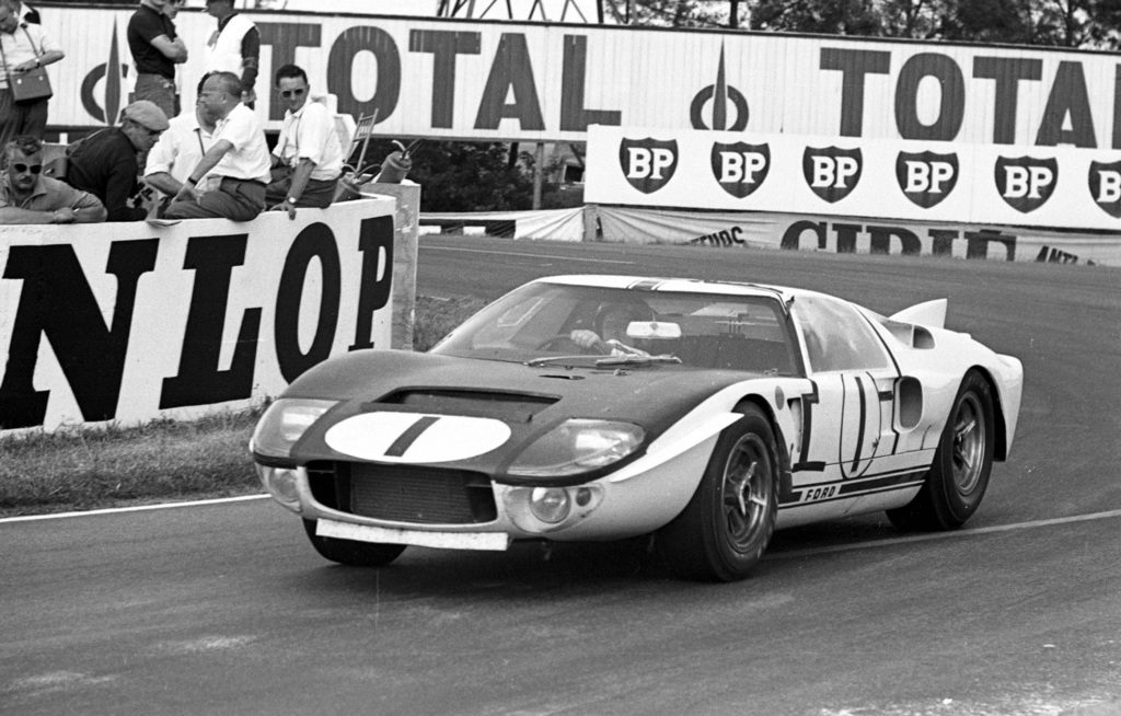 La Ford GT40 #1 impegnata durante la 24 Ore di Le Mans 1965