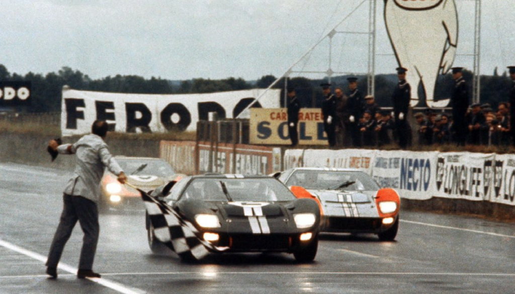 L'arrivo in parata delle tre GT40 MK2 alla Le Mans 1966