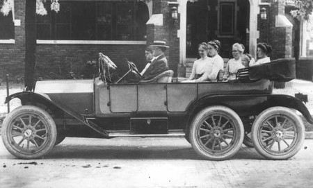 Milton Reeves alla guida della Sextoauto (primo prototipo) nel 1912. Al suo fianco, sul sedile passeggero, il figlio Paul. Sui sedili posteriori la moglie e alcune amiche.