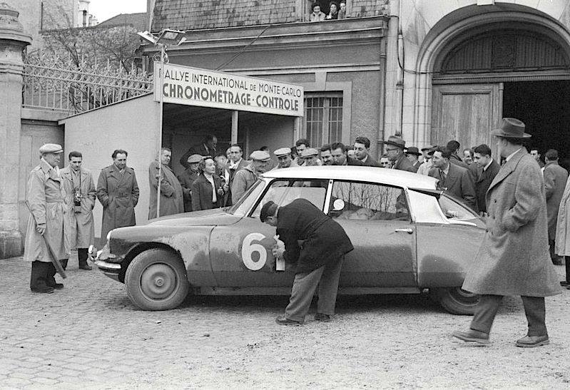 Una Citroën DS19 durante le verifiche del Rally di Montecarlo 1956